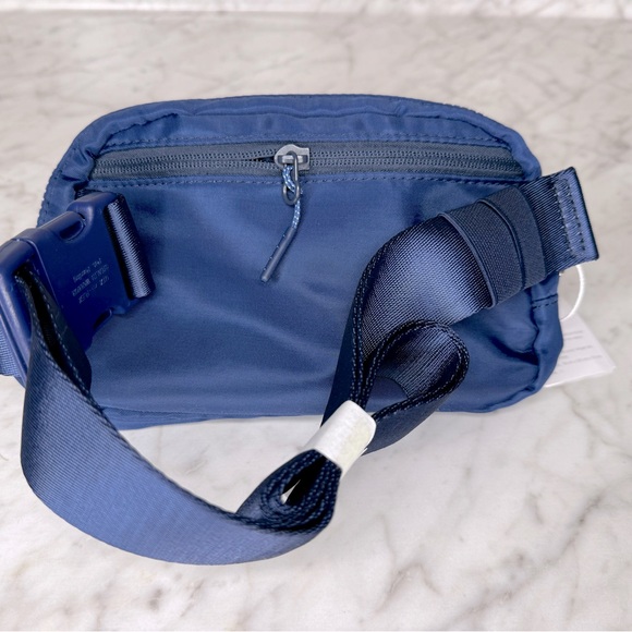 NWT Everywhere Belt Bag 1L - Navy - Picture 2 of 5
